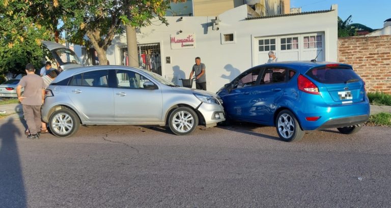 Un conductor sufrió una descompensación al volante y terminó chocando contra un auto estacionado