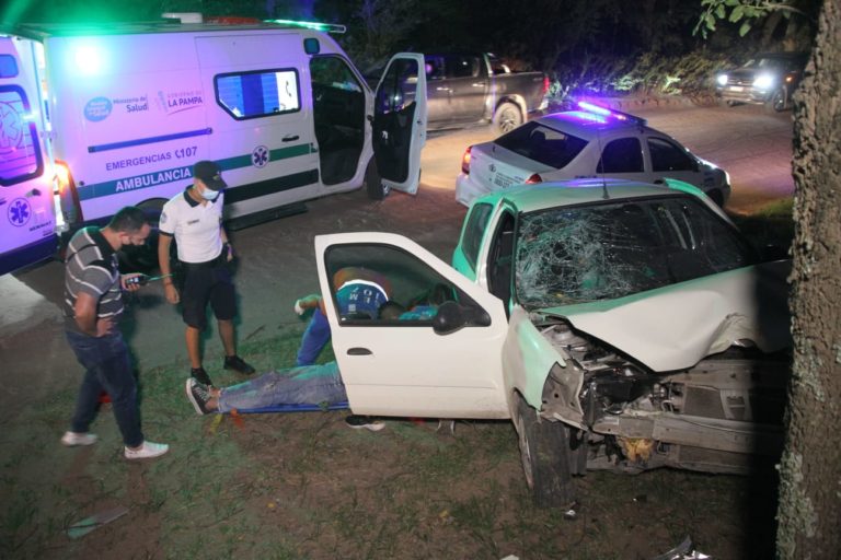 Salía de la Laguna, se cruzó de carril e impactó violentamente contra un árbol: Una mujer fue trasladada al Hospital