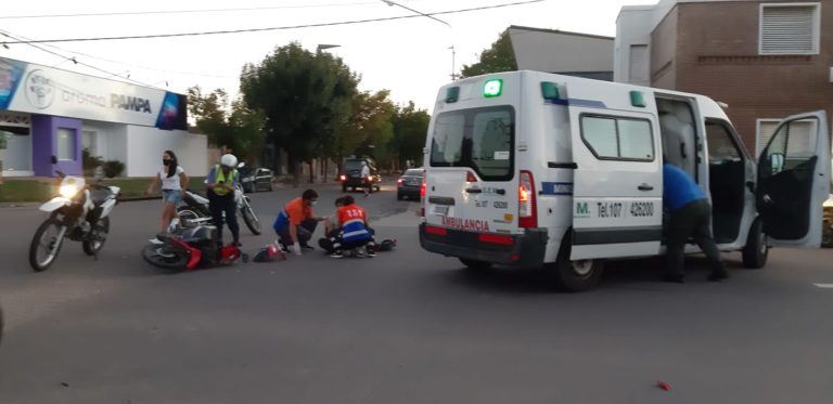 Choque en calle 22 y 107: Un motociclista de 20 años fue hospitalizado con lesiones leves