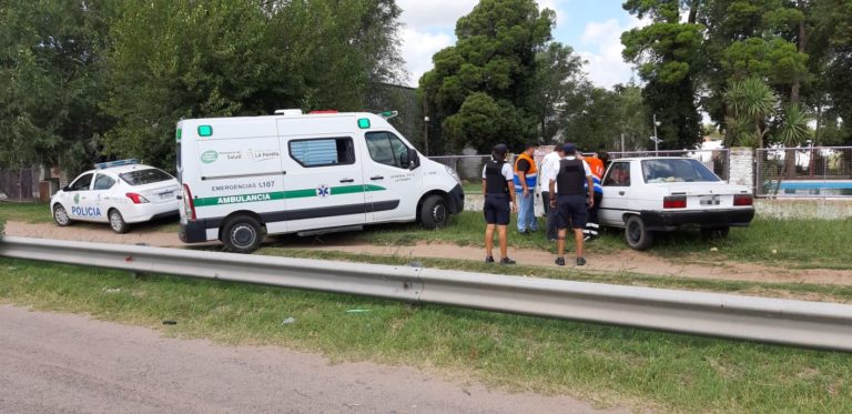Un hombre perdió el control del auto y chocó contra un poste en Ruta 1 y 106