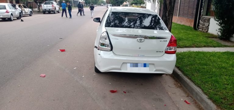 Robó un auto del lavadero donde trabaja, chocó un auto estacionado que pertenece al Jefe de la Policía y fue detenido tras intentar fugarse