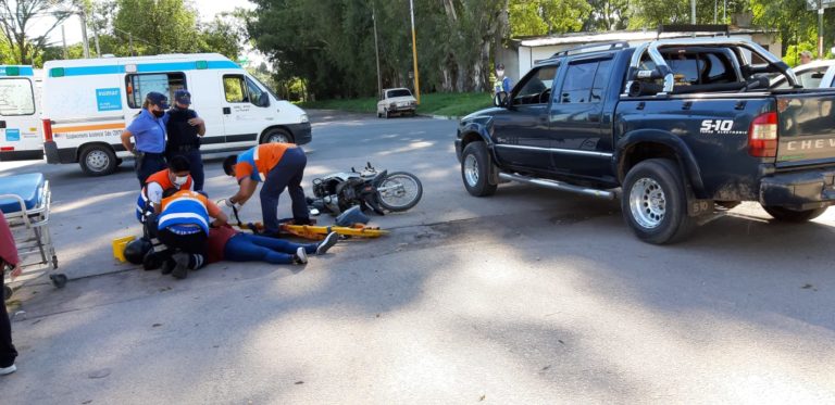 Un motociclista lesionado tras chocar con una camioneta