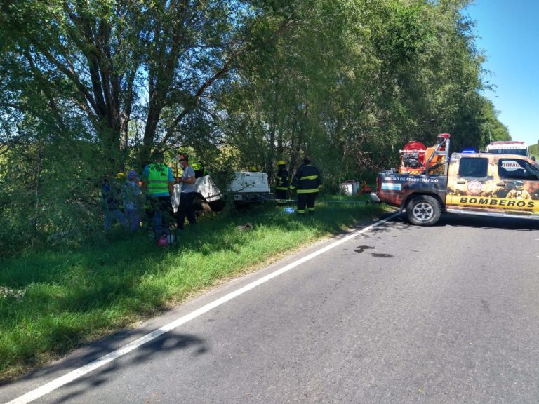 Iban de General Pico a Santa Rosa, se despistaron en Ruta 7 y terminaron chocando violentamente contra un árbol
