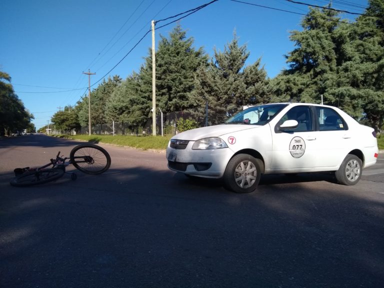 Un taxista chocó a un ciclista en calle 44 y 13