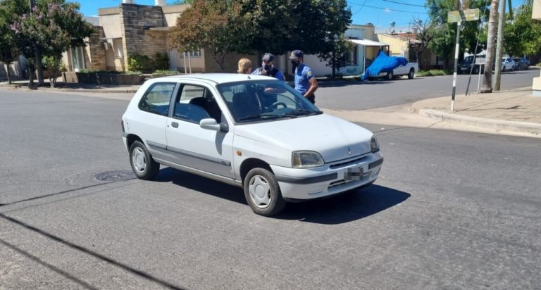 Un auto chocó a una menor que circulaba en bicicleta: Fue trasladada por el SEM al Hospital
