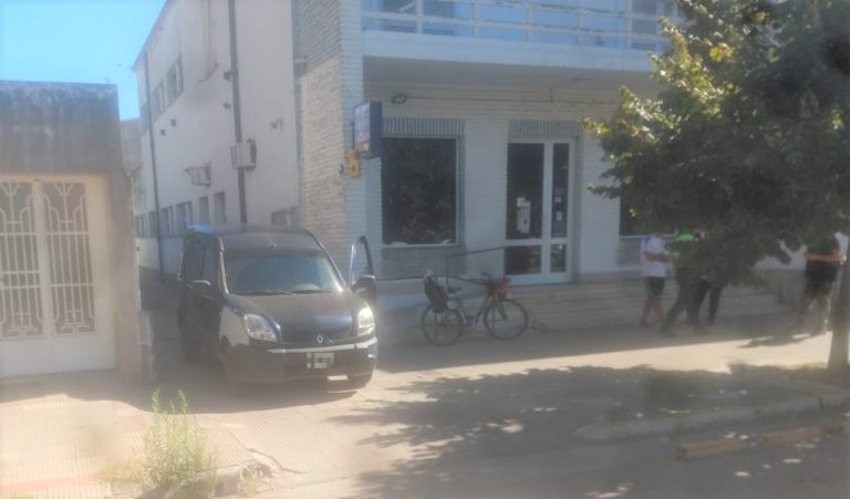 Una Kangoo que salía de un garage chocó a una mujer que iba en bicicleta con un menor de 4 años
