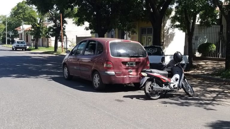 Joven motociclista chocó de atrás a un auto que había frenado para dejar salir a otro vehículo y tuvo que ser hospitalizado