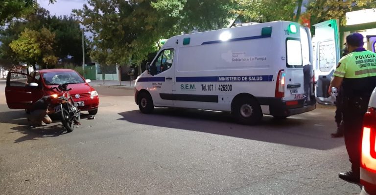 Choque en calle 2 entre 3 y 5: Un motociclista fue hospitalizado con un fuerte golpe en el rostro tras golpear contra el parabrisas de un auto