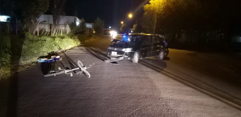 Colisión entre un auto y una bicicleta dejó como saldo una persona hospitalizada