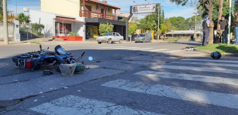 Fuerte choque en calle 2 y Fraternidad: Un motociclista fue hospitalizado