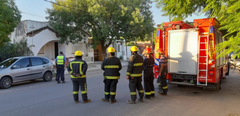 Defensa Civil y Bomberos derrumbaron el alero de una vivienda en barrio Energía y Progreso para evitar un futuro accidente