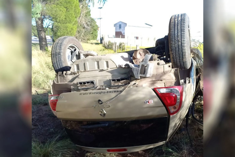 Iban de Santa Rosa a Monte Hermoso, pero terminaron volcando en Bernasconi