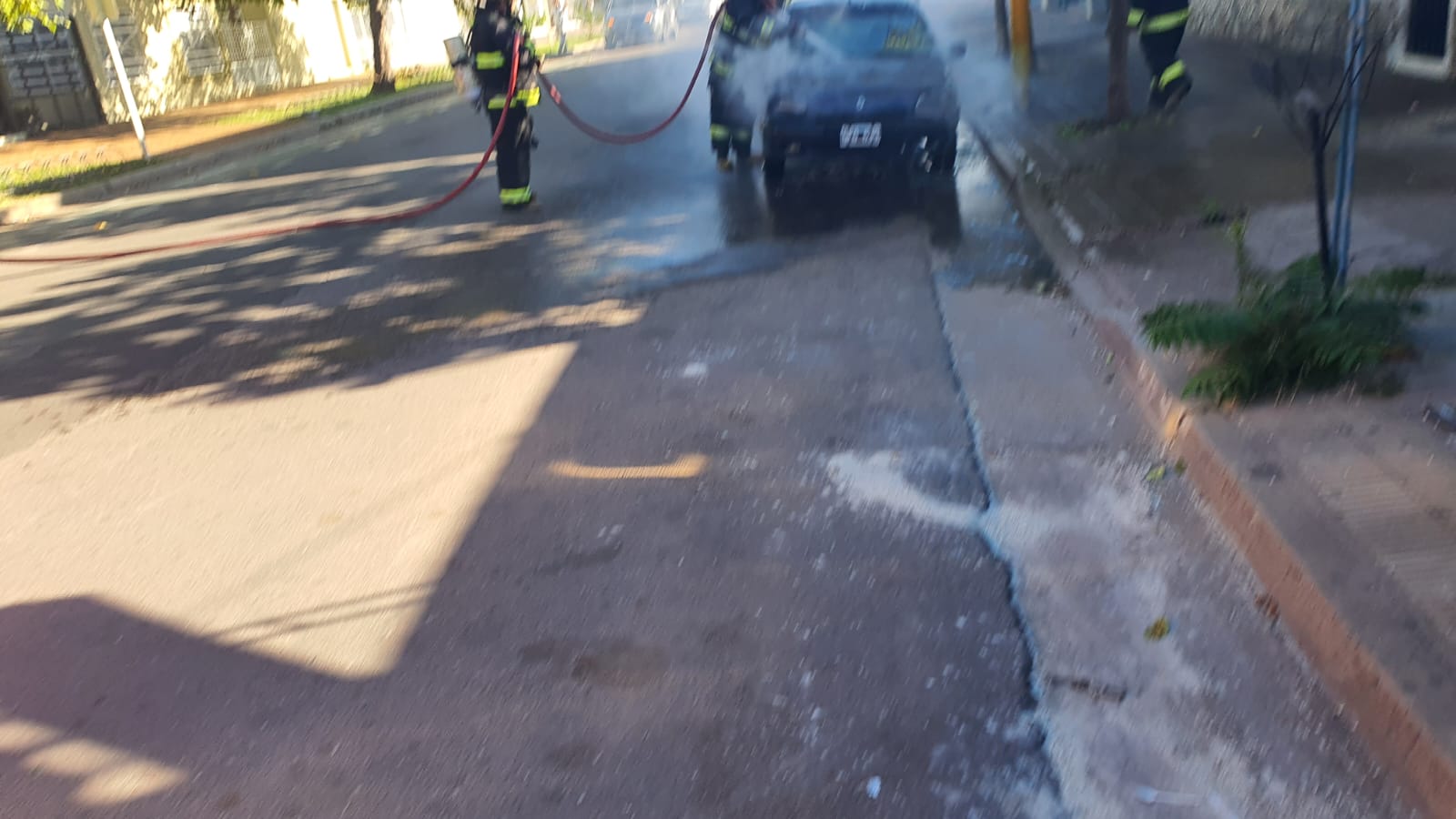 Se prendió fuego un auto a metros del centro piquense 4 b23ec578 67de 4bb1 9d75 e4e6302bae93