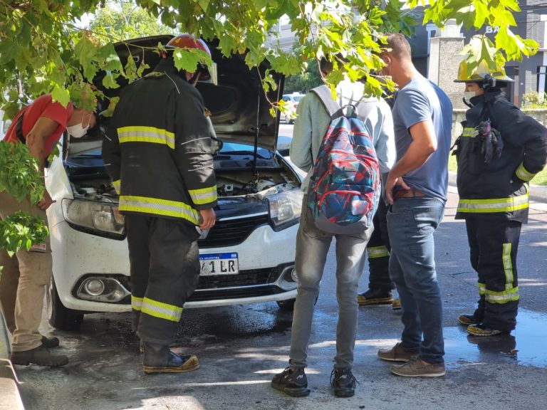 Principio de incendio de un vehículo en pleno centro de Pico