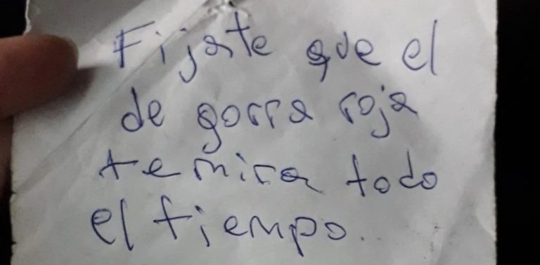 “Fijate que el de la gorra te mira todo el tiempo”, la advertencia en un papelito de una joven a otra dentro un micro