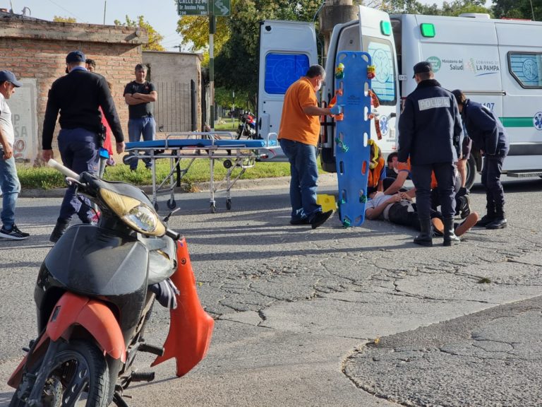 Motociclista cayó de la moto al frenar y fue trasladado al hospital  
