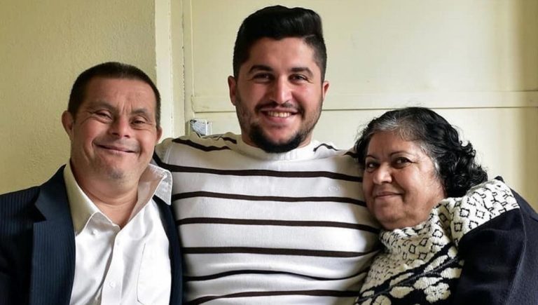 Siria: tiene síndrome de down, fue papá y logró que su hijo se reciba de odontólogo