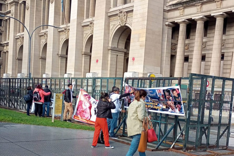 Familiares del pequeño Lucio Dupuy se manifiestan frente al Tribunal Superior de Justicia y marcharán al Congreso