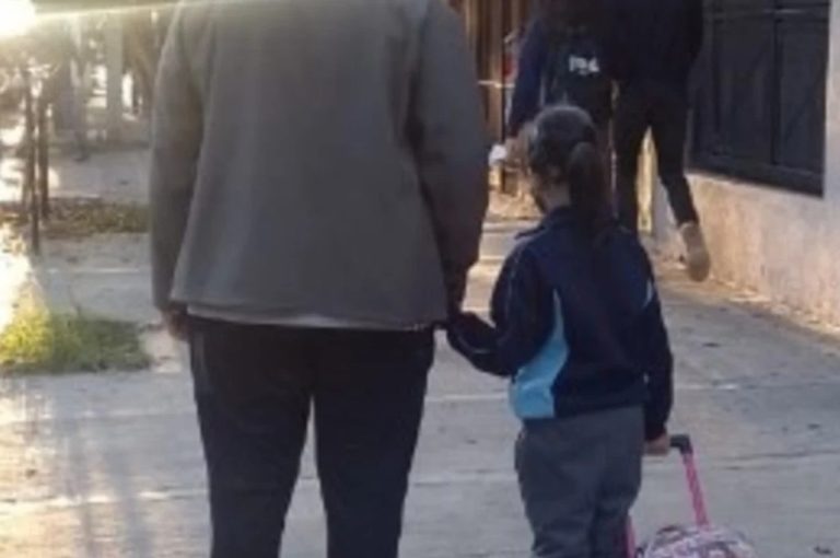 La historia de Milagros, la nena de 6 años de Buenos Aires que es celíaca y tuvo que comer en una plaza porque su colegio no le dejaba usar el comedor
