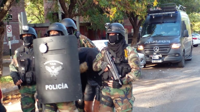 Gran despliegue policial en barrio Malvinas rojo: Detuvieron a dos menores adultos reincidentes y secuestraron “sustancias prohibidas” 