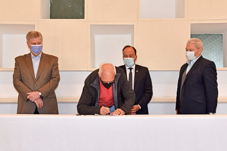 Ziliotto firmó convenios con intendentes para construir viviendas en 14 localidades