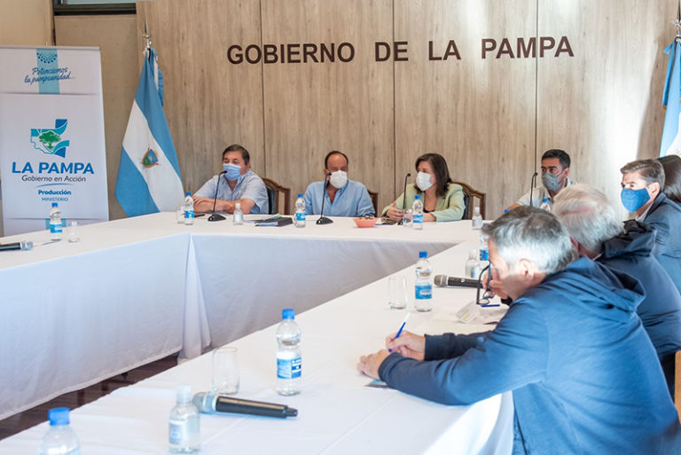 En la Mesa Agropecuaria, Ziliotto afirmó que “YPF está reforzando la entrega de combustible” y se habló del estado de las rutas, impuestos y seguridad rural