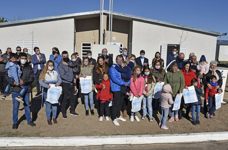 Entregaron ocho viviendas, anunciaron obras y se inauguró el SUM de Alpachiri