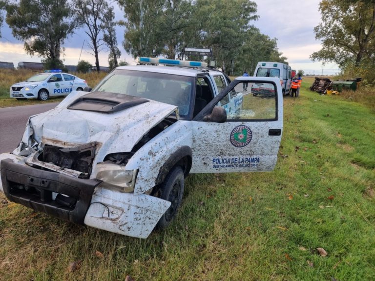 Choque y vuelco a 9 km de General Pico entre dos camionetas, una de ellas de la policía pampeana