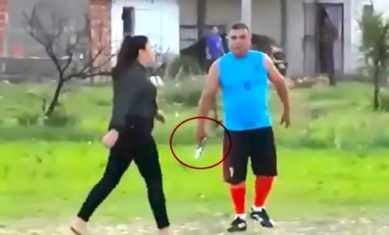 Corrientes: un policía que jugaba un partido de fútbol no se bancó la derrota, sacó el arma y realizó un disparo (video)