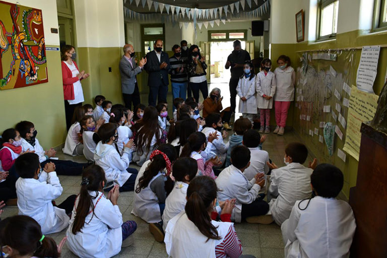 Sentido acto en la Escuela 66 por los 40 años de Malvinas: “Es muy emotivo recorrer esta muestra en esta institución que es tan significativa”