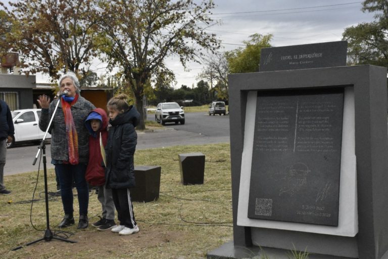 La plaza de barrio Don Bosco donde habían colocado el emotivo homenaje con poesía pasará a llamarse “La Placita de Lucio”