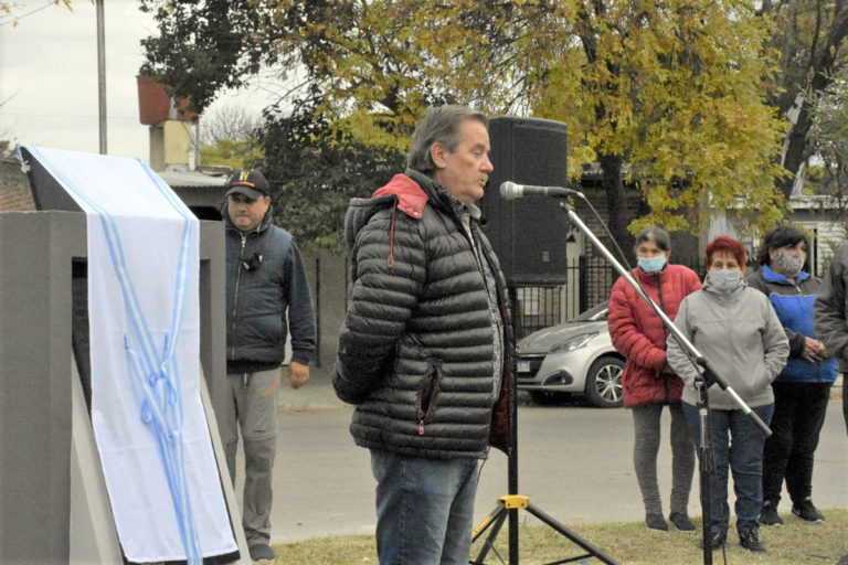 Descubrieron una placa en homenaje a Lucio Dupuy en una plaza de barrio Don Bosco: “Es muy doloroso para nosotros”