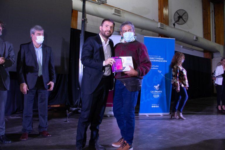 “Las tablets entregadas no son un regalo, sino una herramienta para ejercitar derechos a personas que no pueden acceder a un dispositivo de este tipo”, dijo Curciarello