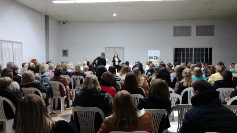 En la previa de su 90° aniversario, la escritora Viviana Rivero visitó la biblioteca de Intendente Alvear