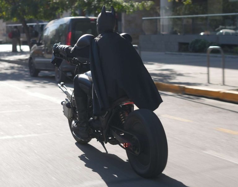 Le prometió a su sobrina disfrazarse de Batman, ella murió y ahora él visita a chicos en el hospital de Córdoba