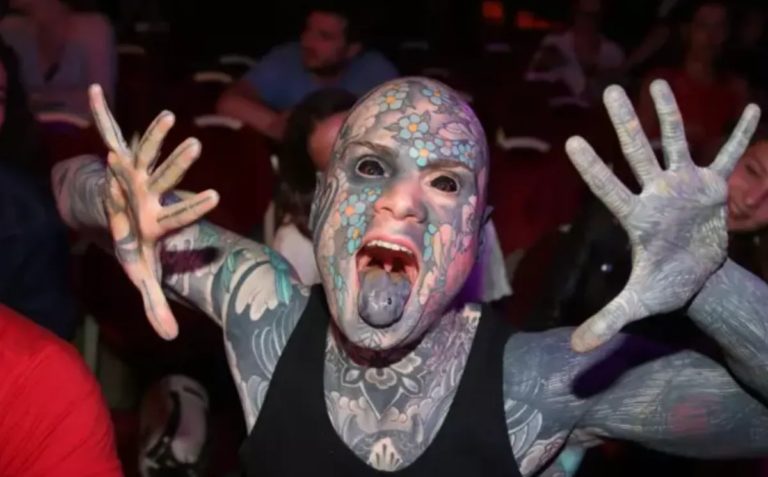 Un maestro francés cubierto de tatuajes reclama que no lo dejan dar clases en un jardín porque asusta a los niños