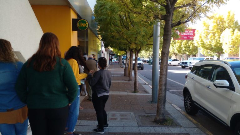 Queja de vecinos por falta de efectivo en los cajeros automáticos de General Pico