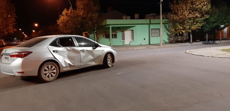 Choque en la avenida: Un motociclista resultó lesionado y trasladado al hospital
