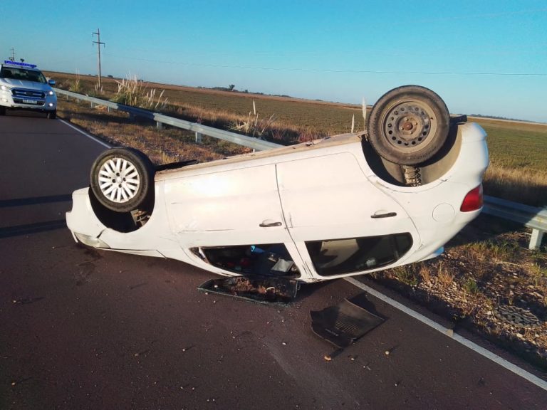 Volcó un auto entre Caleufú e Ingeniero Luiggi: un hombre resultó lesionado