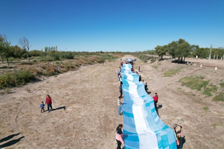 Impactante imagen del cauce seco del río Atuel: Un histórico reclamo, siempre presente