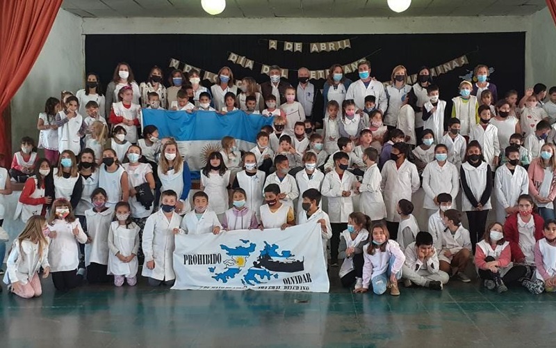 Ex combatientes de Malvinas fueron homenajeados durante emotivo acto en la Escuela Nº 13 de Colonia Barón