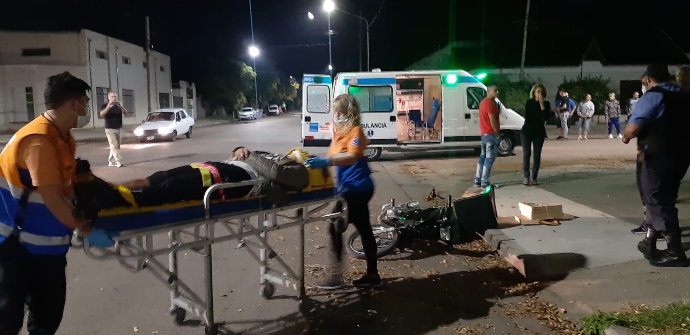 Un auto terminó contra un árbol y un motociclista hospitalizado 2 WhatsApp Image 2022 04 08 at 10.55.56 PM