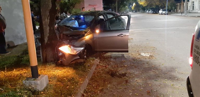 Un auto terminó contra un árbol y un motociclista hospitalizado