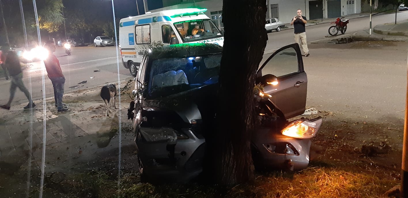 Un auto terminó contra un árbol y un motociclista hospitalizado 3 WhatsApp Image 2022 04 08 at 10.56.07 PM