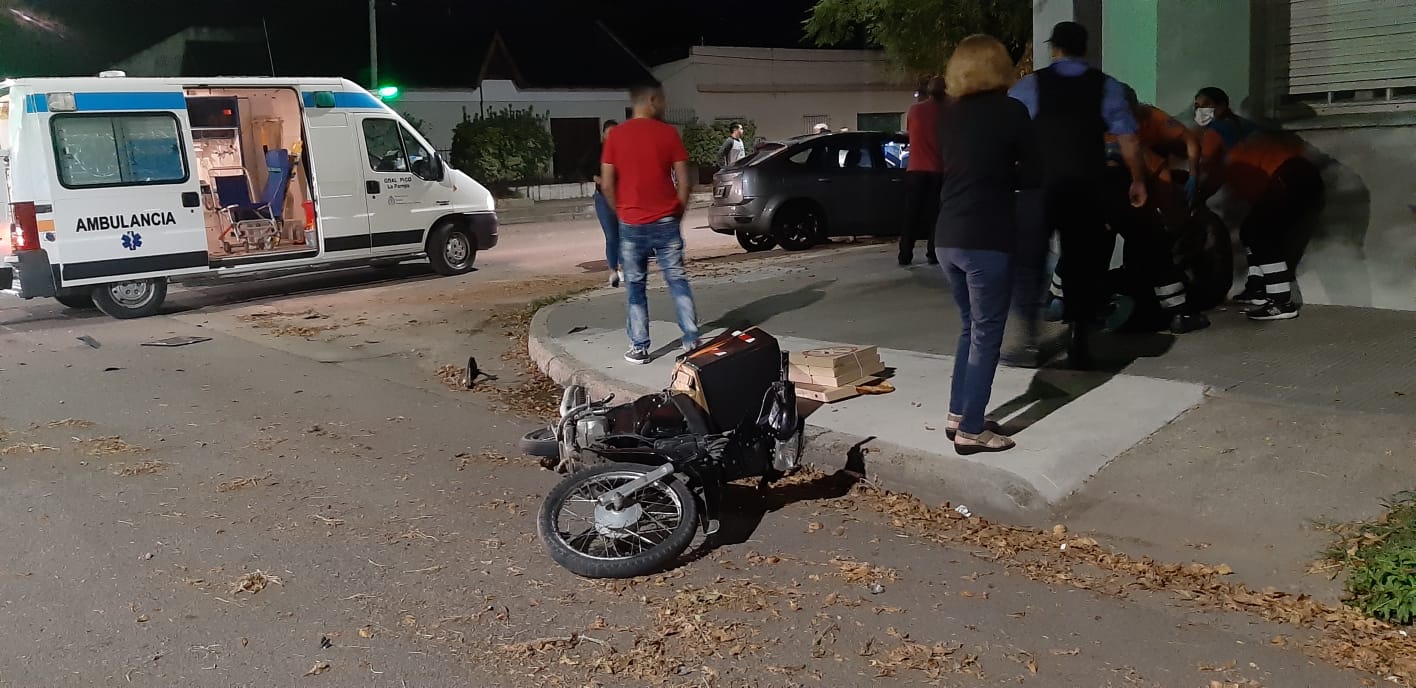 Un auto terminó contra un árbol y un motociclista hospitalizado 4 WhatsApp Image 2022 04 08 at 10.56.25 PM