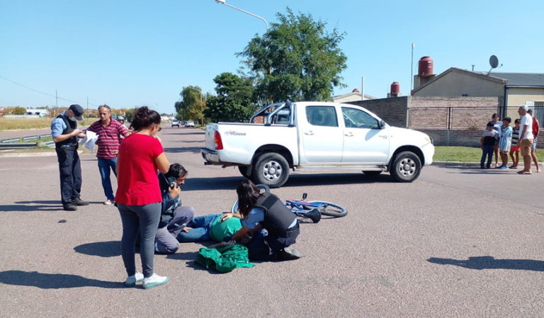 Accidente en calle 107 y 104: Una camioneta atropelló a un joven que iba en bicicleta