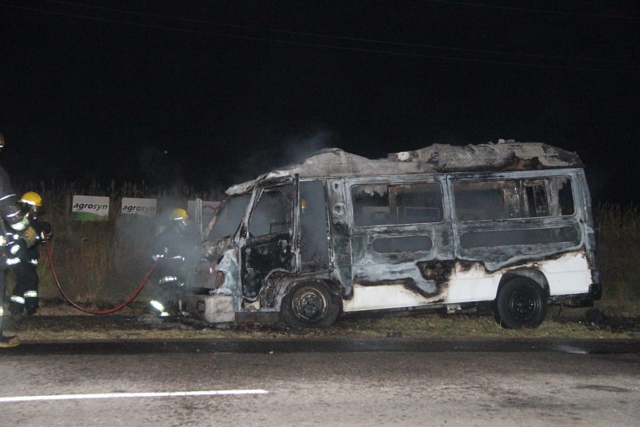 Se incendió una traffic y fue devorada completamente por el fuego en Ruta 101 a unos 5 kilómetros de General Pico 2 WhatsApp Image 2022 04 08 at 8.36.13 PM 1 1