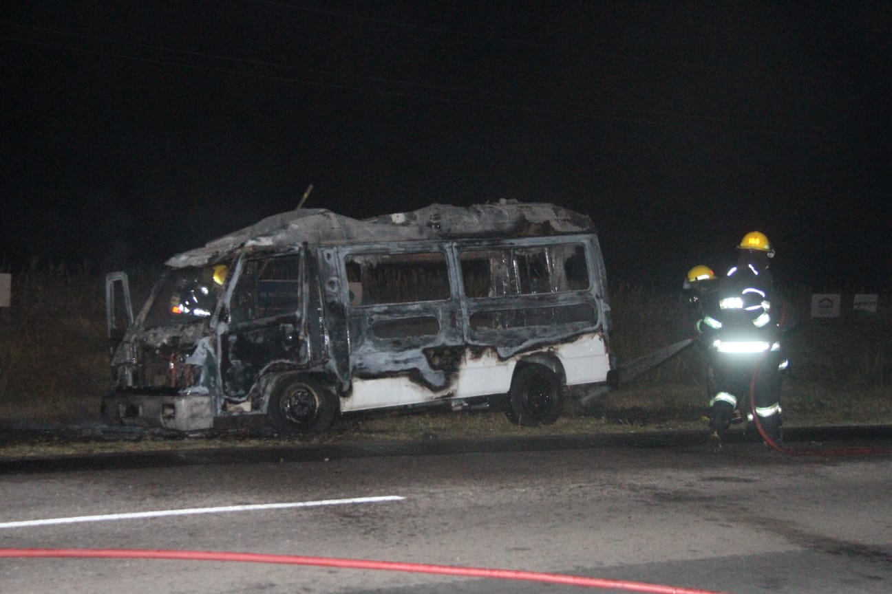 Se incendió una traffic y fue devorada completamente por el fuego en Ruta 101 a unos 5 kilómetros de General Pico 3 WhatsApp Image 2022 04 08 at 8.36.14 PM 1