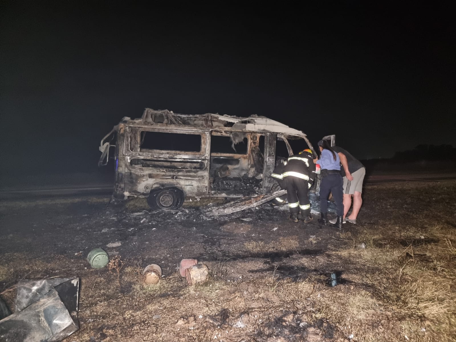 Se incendió una traffic y fue devorada completamente por el fuego en Ruta 101 a unos 5 kilómetros de General Pico 4 WhatsApp Image 2022 04 08 at 8.42.05 PM 1