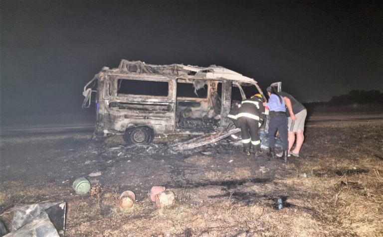 Se incendió una traffic y fue devorada completamente por el fuego en Ruta 101 a unos 5 kilómetros de General Pico